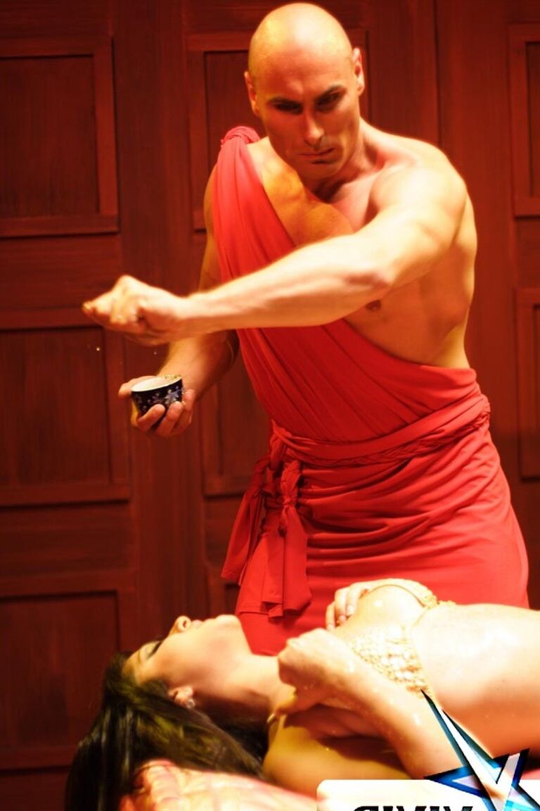 21P La exótica estrella porno en bikini dorado Sunny Leone se somete a un aceitoso ritual sagrado