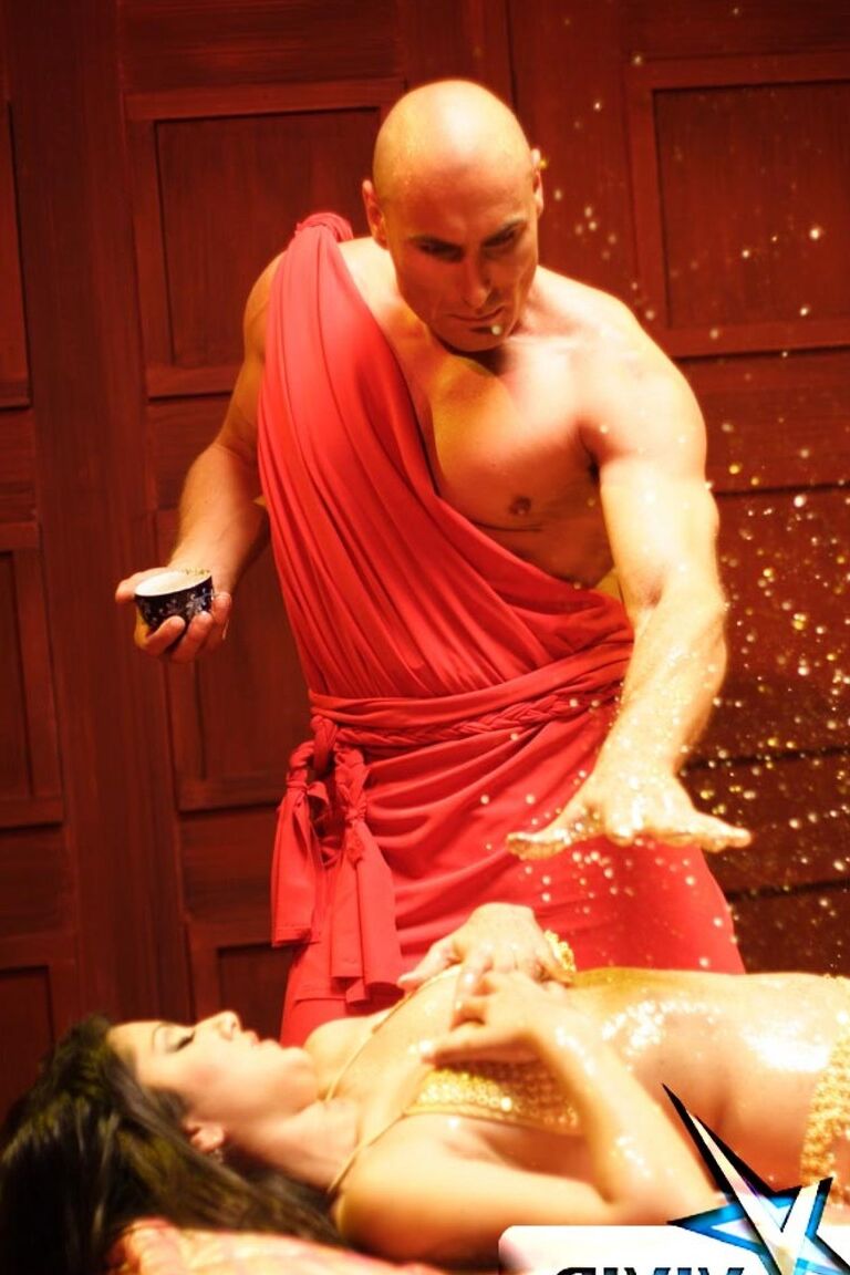 21P La exótica estrella porno en bikini dorado Sunny Leone se somete a un aceitoso ritual sagrado