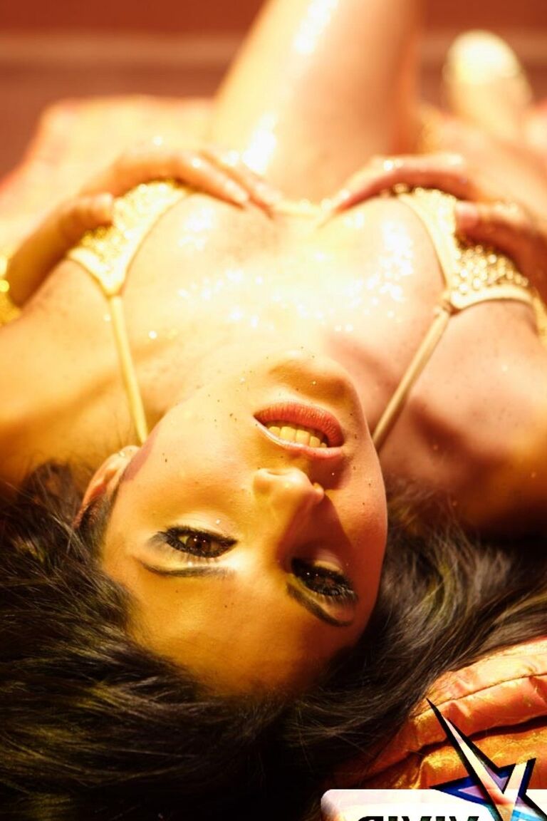 21P La exótica estrella porno en bikini dorado Sunny Leone se somete a un aceitoso ritual sagrado