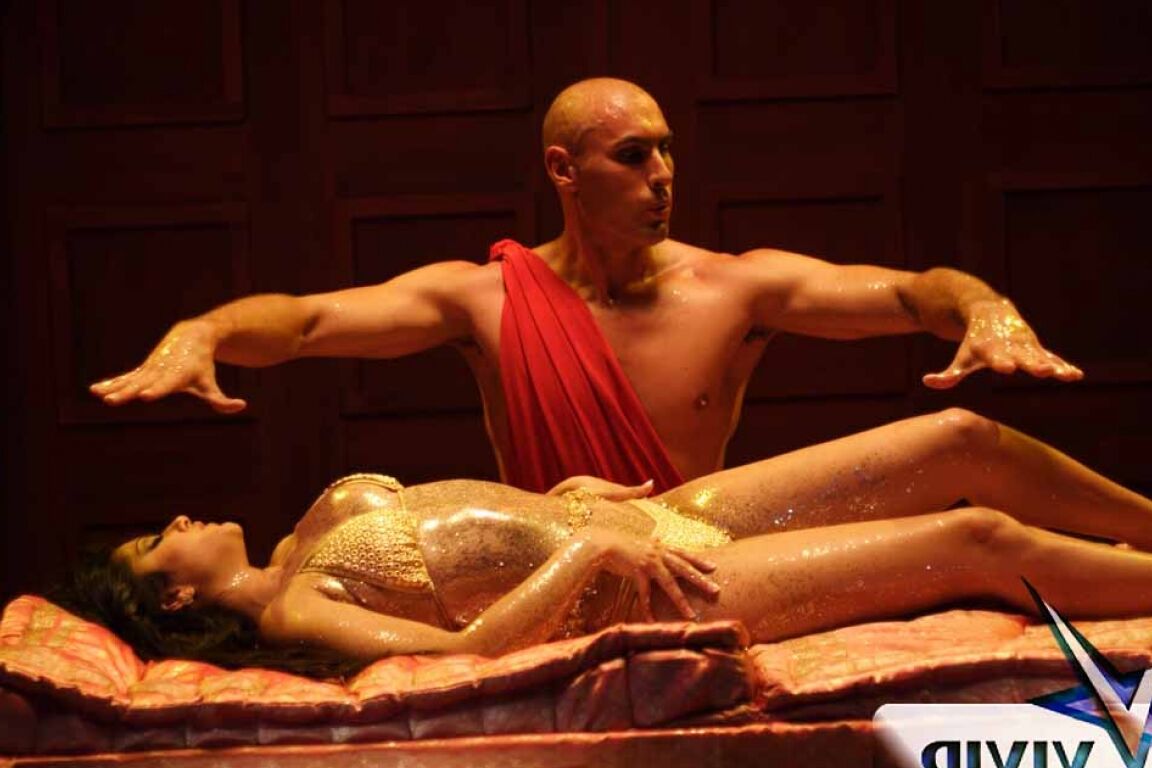 21P La exótica estrella porno en bikini dorado Sunny Leone se somete a un aceitoso ritual sagrado
