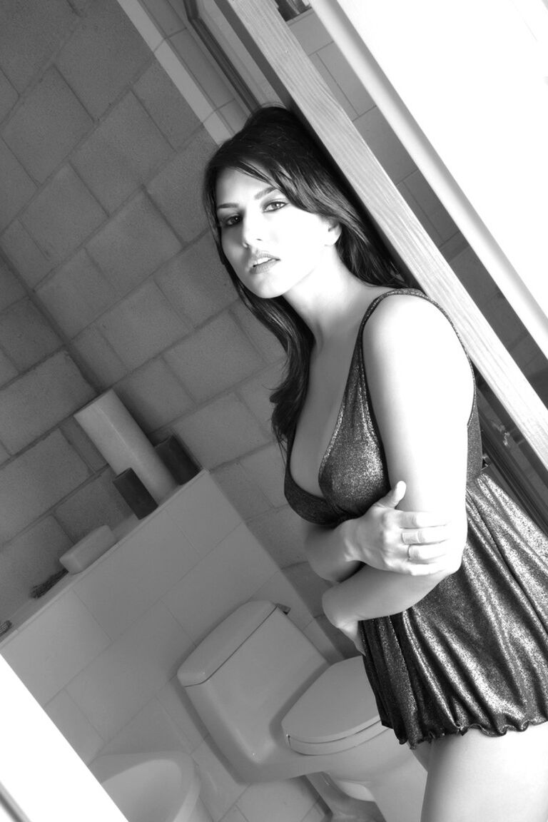21P Impressionante indiana MILF Sunny Leone exibindo seus peitos falsos em um B