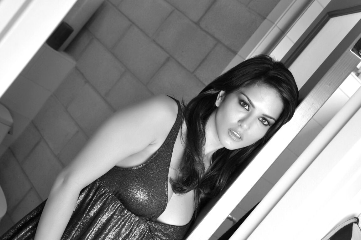 21P Impressionante indiana MILF Sunny Leone exibindo seus peitos falsos em um B