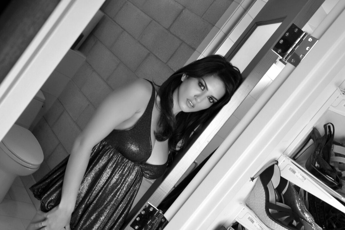21P Impressionante indiana MILF Sunny Leone exibindo seus peitos falsos em um B