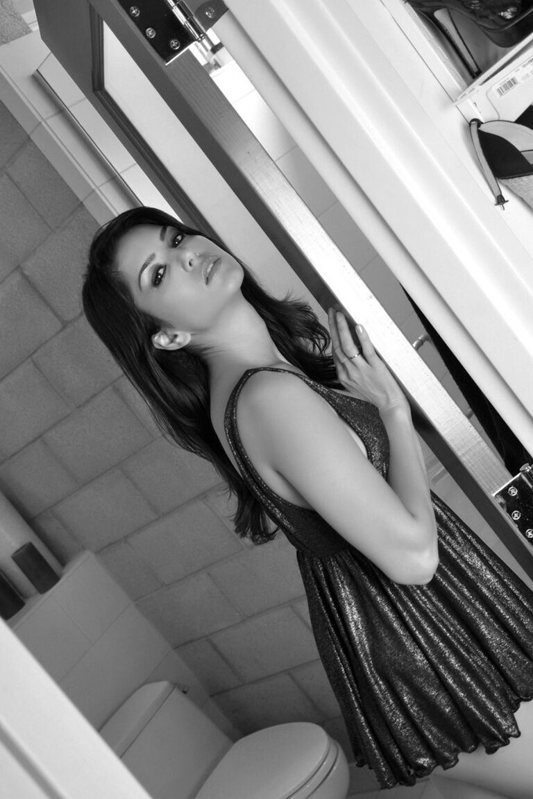 21P Impressionante indiana MILF Sunny Leone exibindo seus peitos falsos em um B
