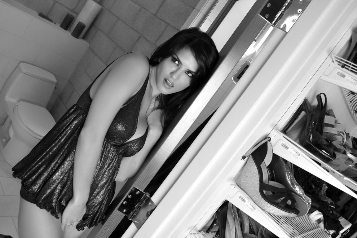 21P Impressionante indiana MILF Sunny Leone exibindo seus peitos falsos em um B