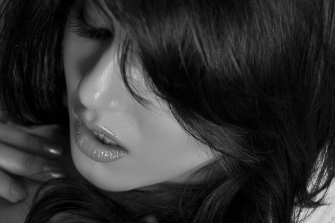 21P Impressionante indiana MILF Sunny Leone exibindo seus peitos falsos em um B