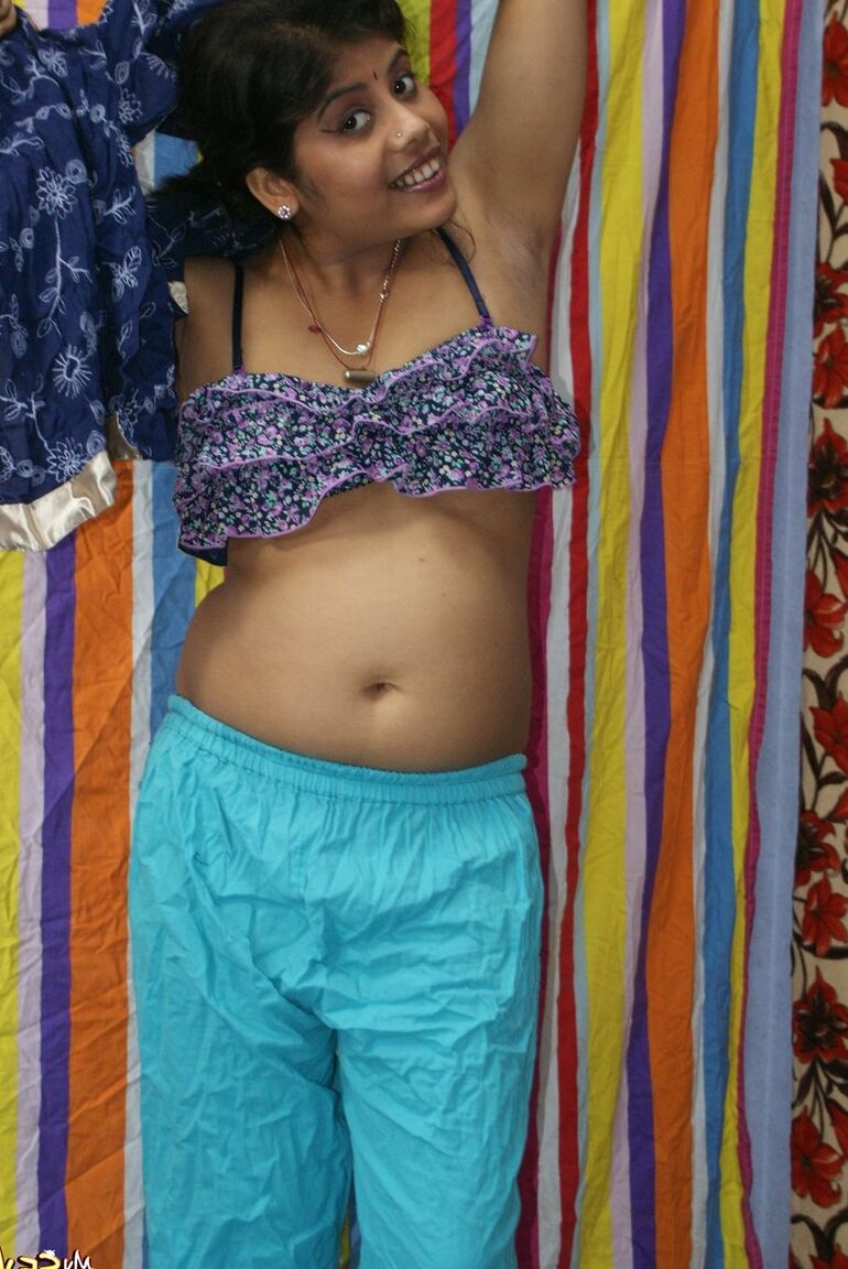 15P La gordita india Rupali se desnuda para una sesión de sexo suave