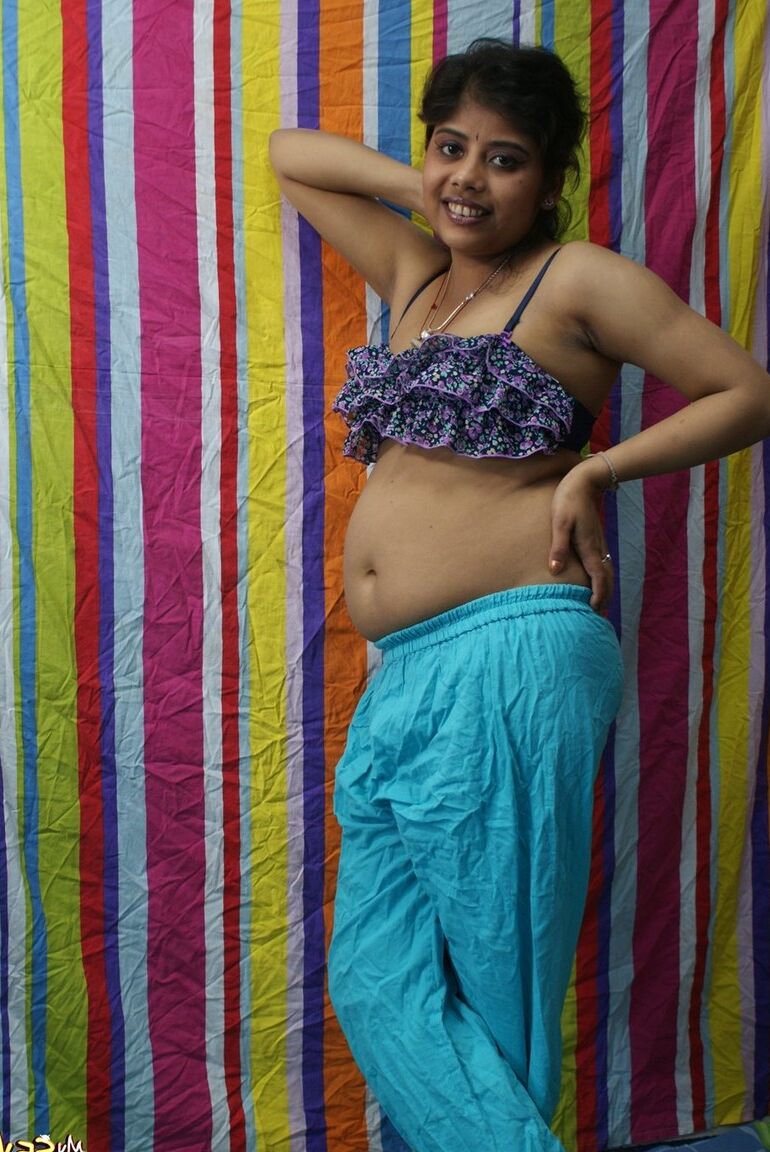 15P La gordita india Rupali se desnuda para una sesión de sexo suave