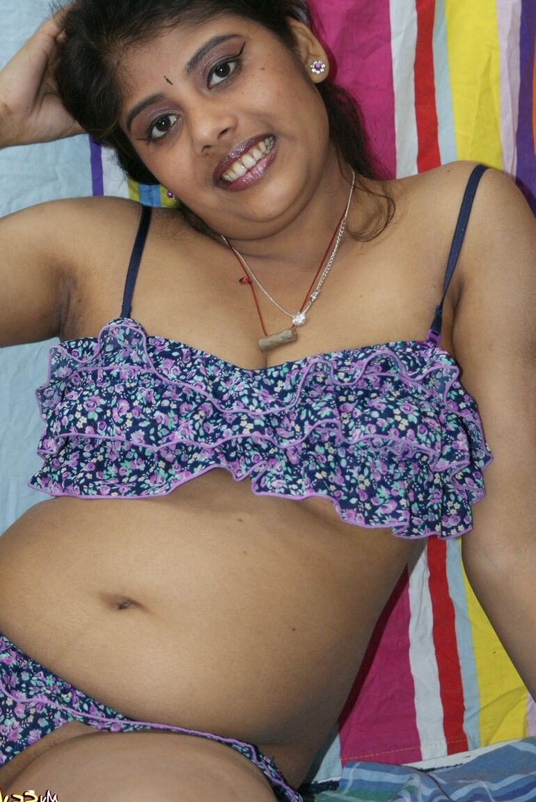15P La gordita india Rupali se desnuda para una sesión de sexo suave