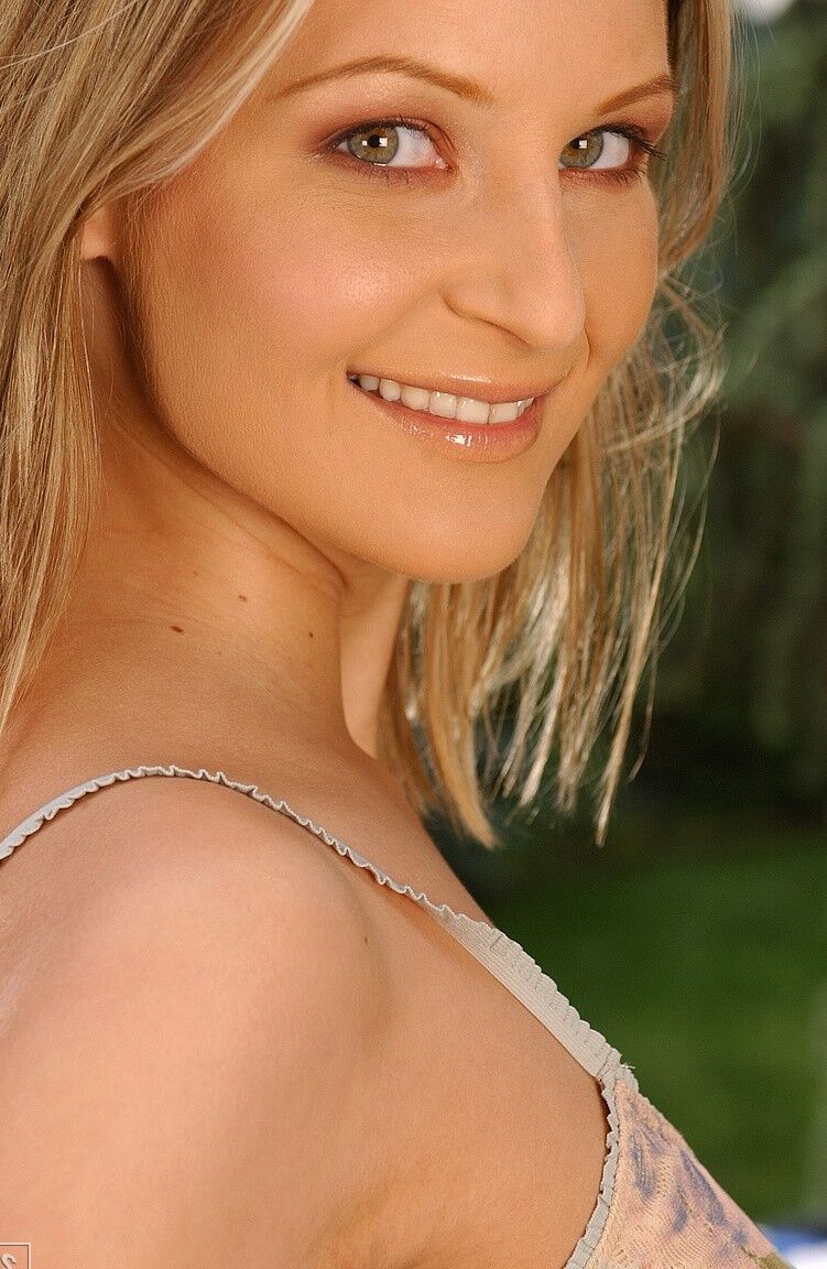 18P La rubia de pechos pequeños Liz Honey se complace al aire libre con un juguete sexual
