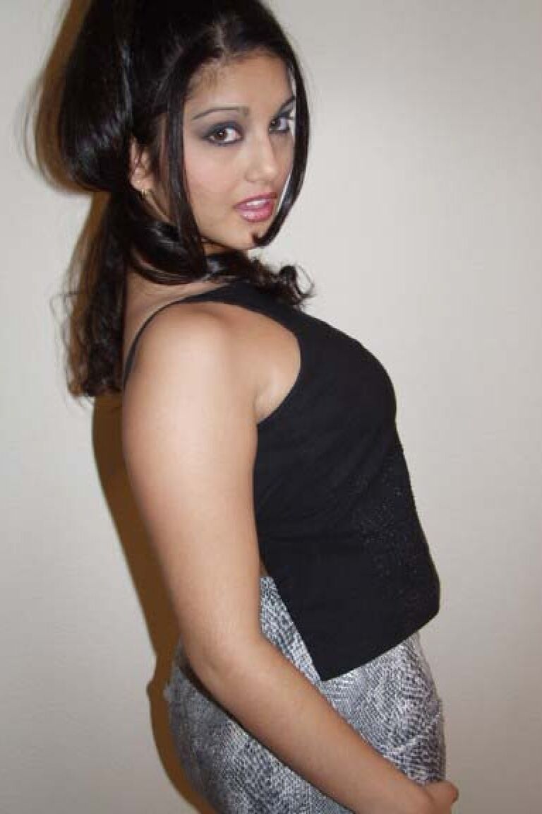 11P La guapa MILF india Sunny Leone haciendo alarde de sus hermosos pechos medianos