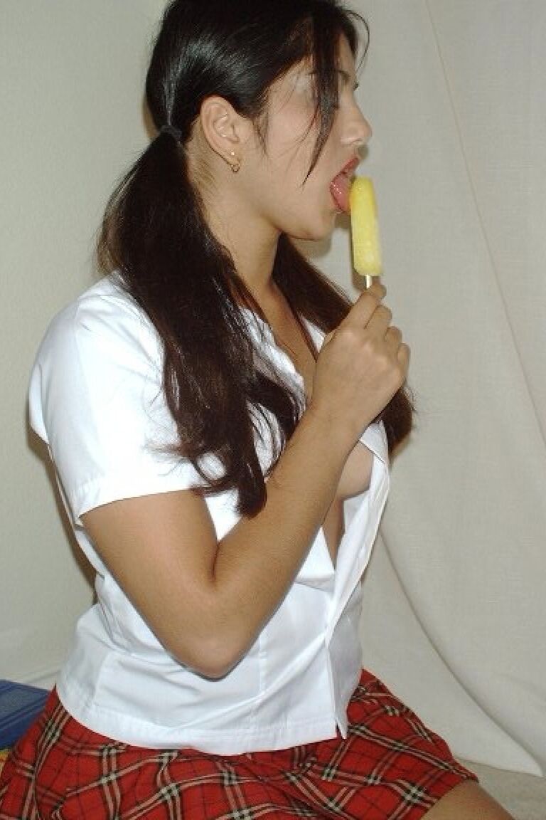 11P お下げ髪のインドの蜂蜜サニー レオーネがアイスキャンディーを食べながら彼女の陰部をこする