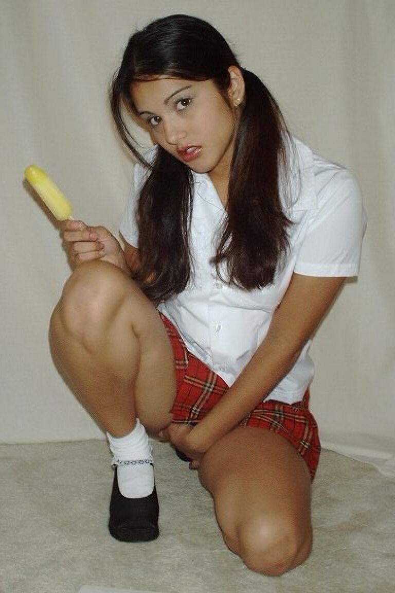 11P お下げ髪のインドの蜂蜜サニー レオーネがアイスキャンディーを食べながら彼女の陰部をこする