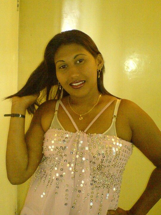 10P India gordita se desnuda completamente encima de su cama