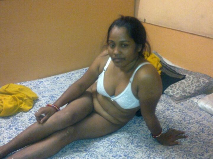 10P India gordita se desnuda completamente encima de su cama
