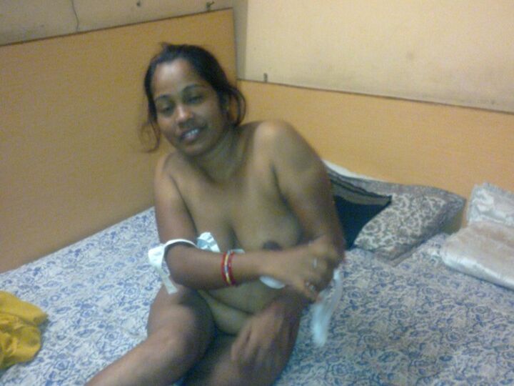 10P India gordita se desnuda completamente encima de su cama