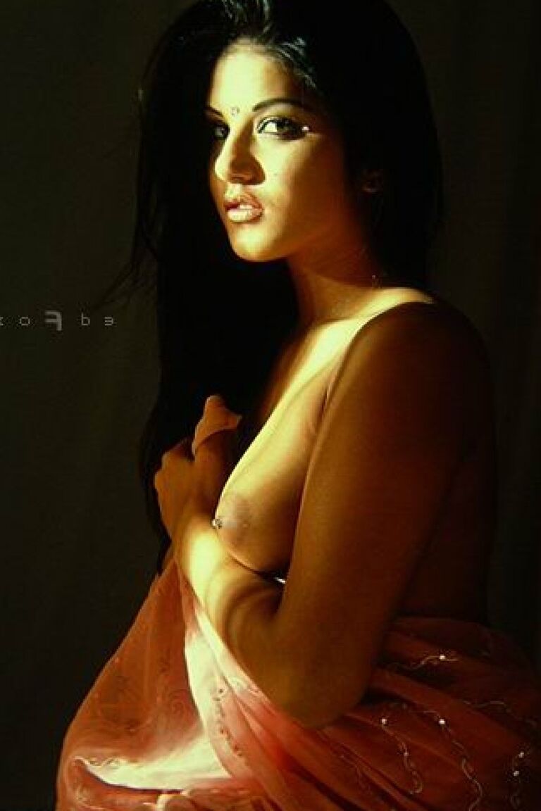 15P La modelo sensual Sunny Leone muestra sus grandes pezones con un atuendo tradicional indio