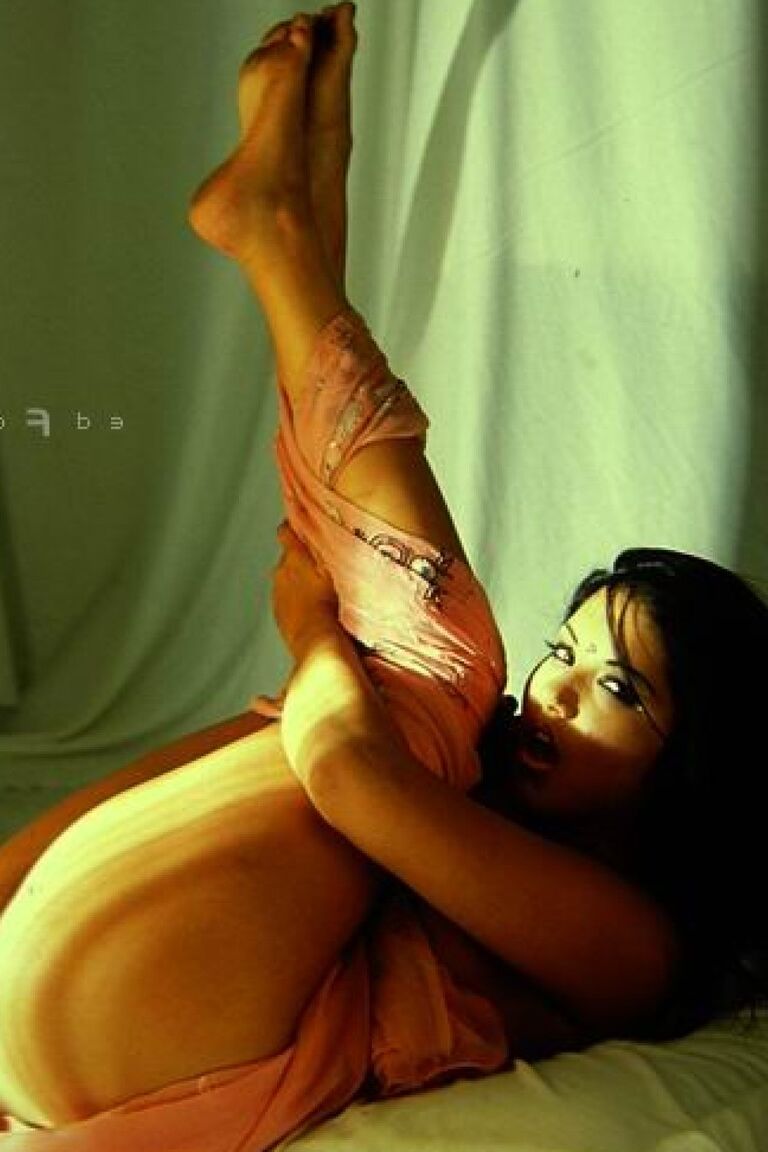 15P La modelo sensual Sunny Leone muestra sus grandes pezones con un atuendo tradicional indio