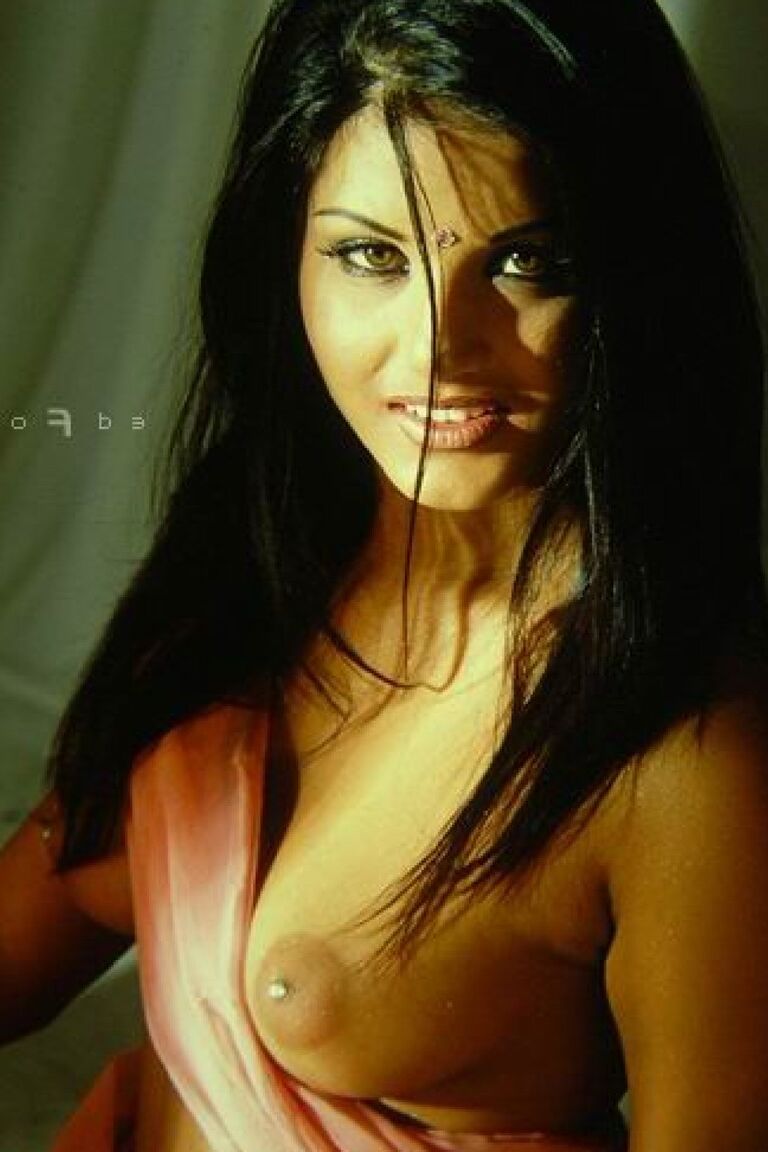 15P La modelo sensual Sunny Leone muestra sus grandes pezones con un atuendo tradicional indio