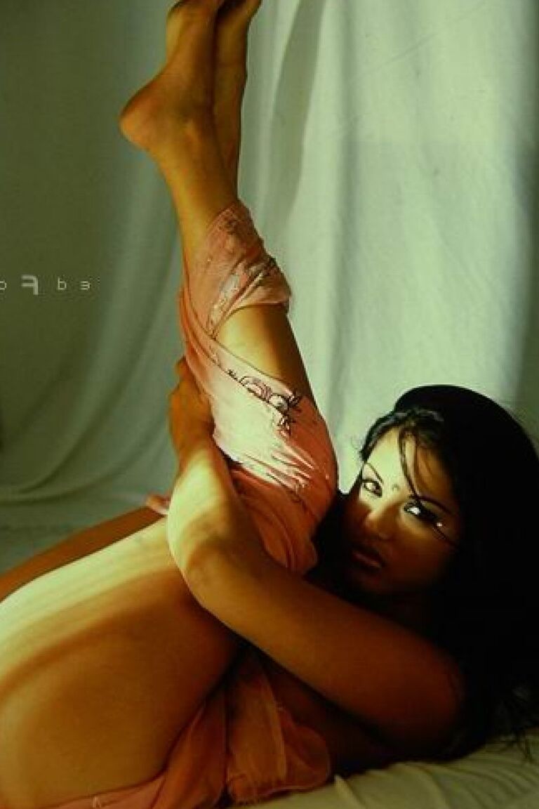 15P La modelo sensual Sunny Leone muestra sus grandes pezones con un atuendo tradicional indio