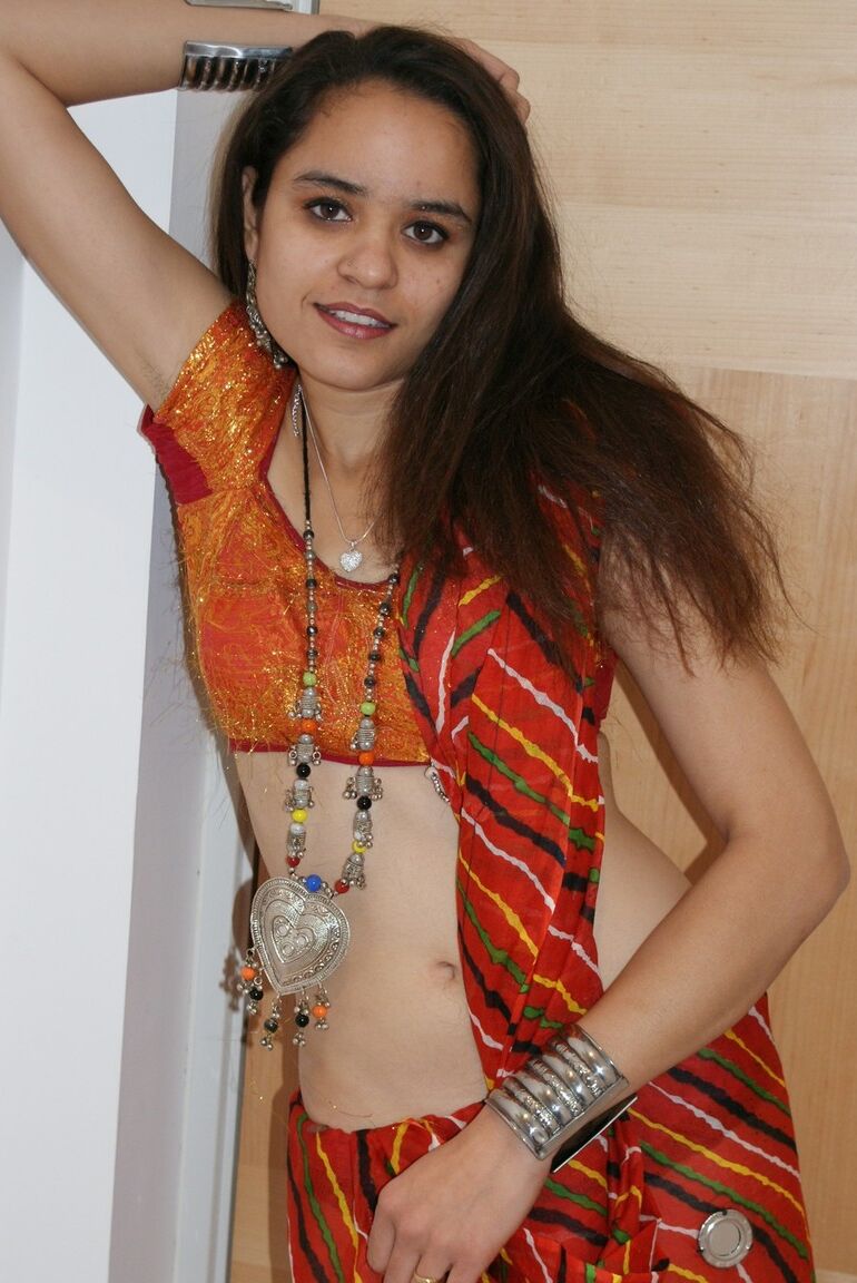 12P La princesse indienne Jasime prend ses vêtements traditionnels et pose nue