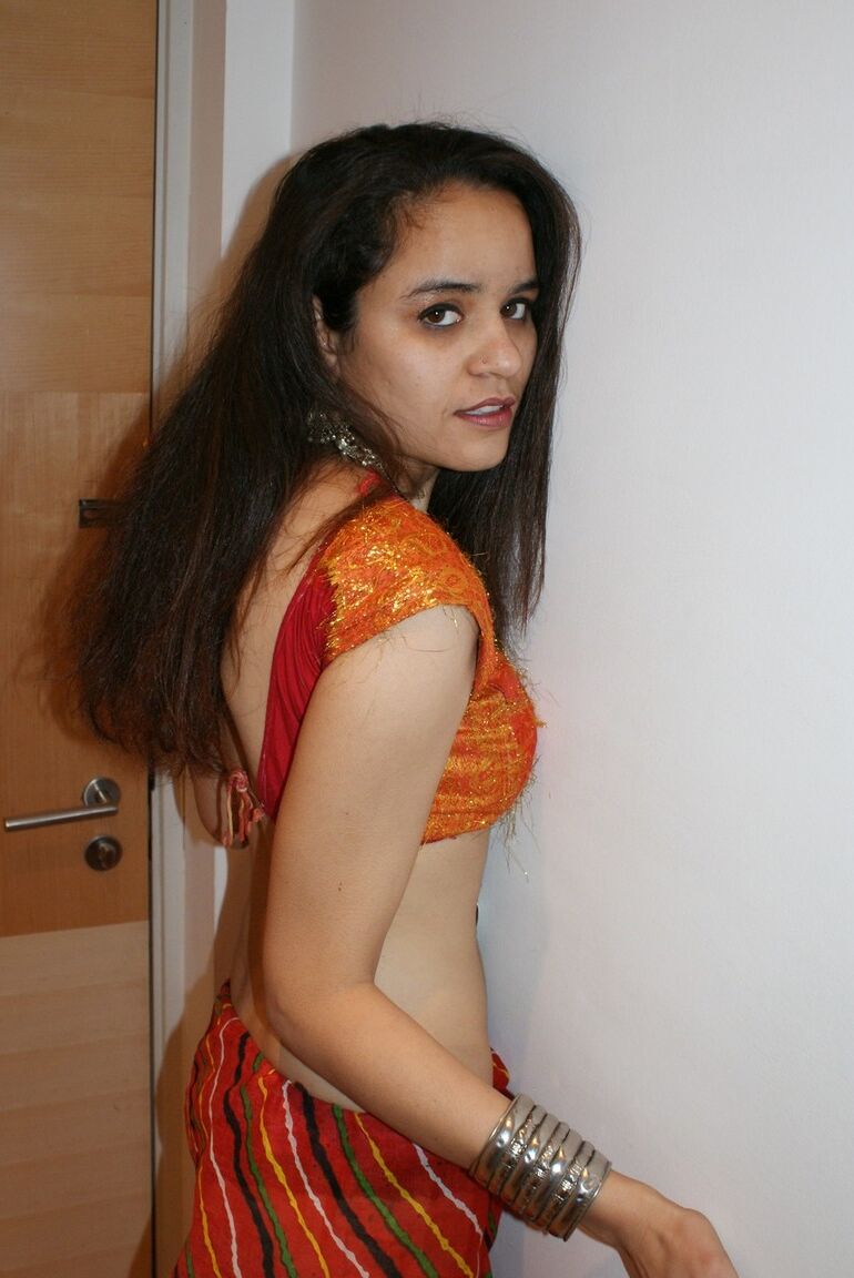 12P La princesse indienne Jasime prend ses vêtements traditionnels et pose nue