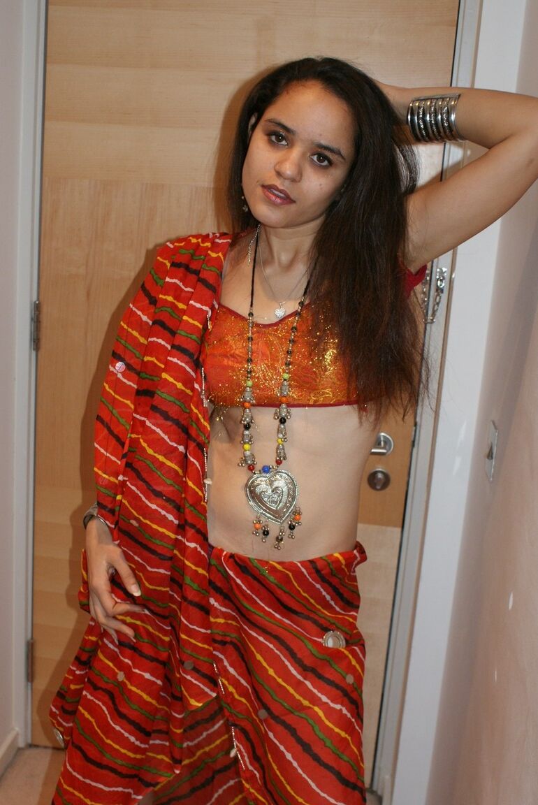 12P La princesse indienne Jasime prend ses vêtements traditionnels et pose nue