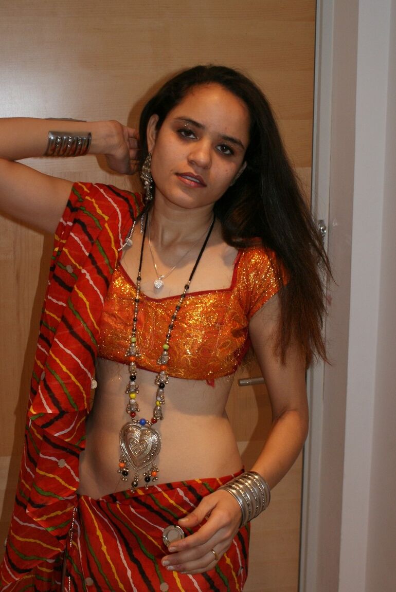 12P La princesse indienne Jasime prend ses vêtements traditionnels et pose nue