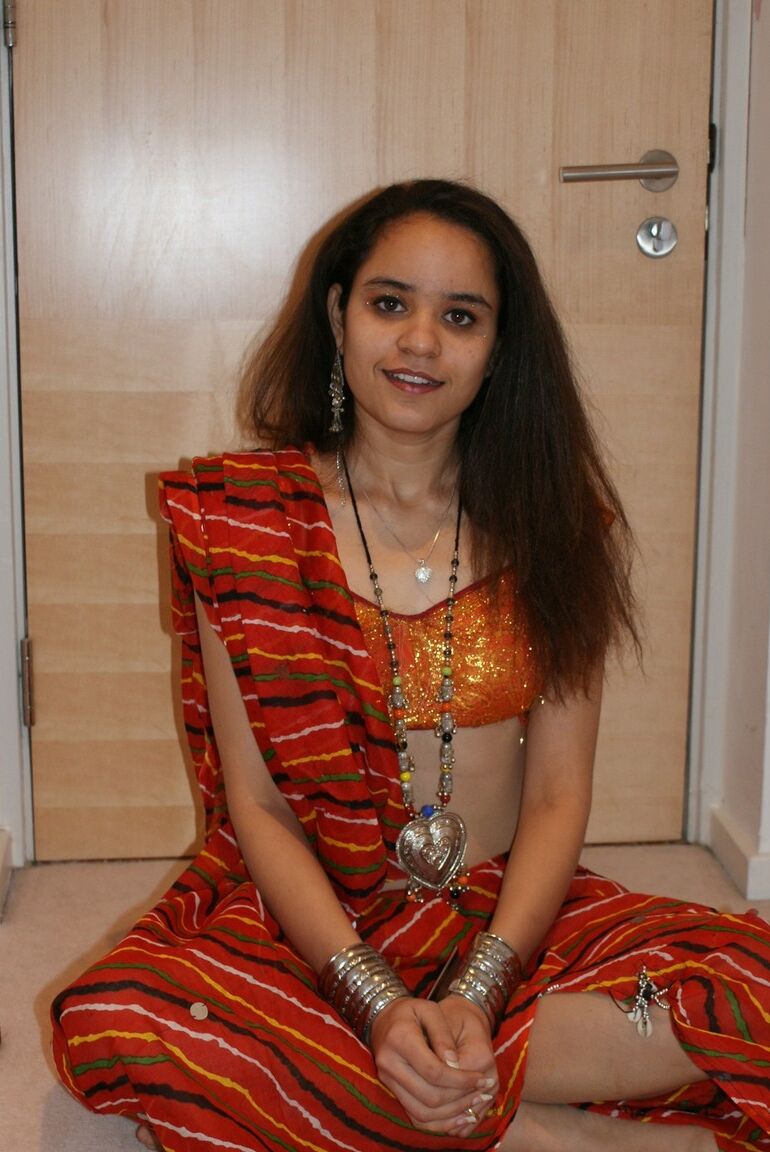 12P La princesse indienne Jasime prend ses vêtements traditionnels et pose nue