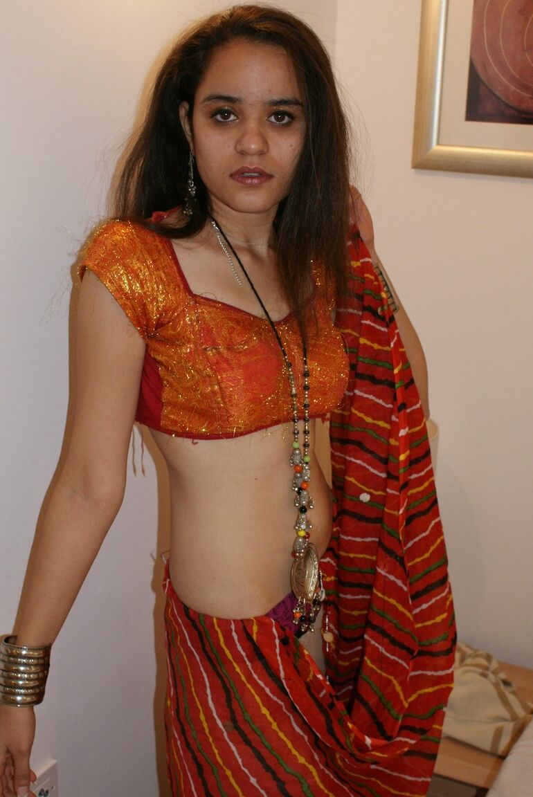 12P La princesse indienne Jasime prend ses vêtements traditionnels et pose nue