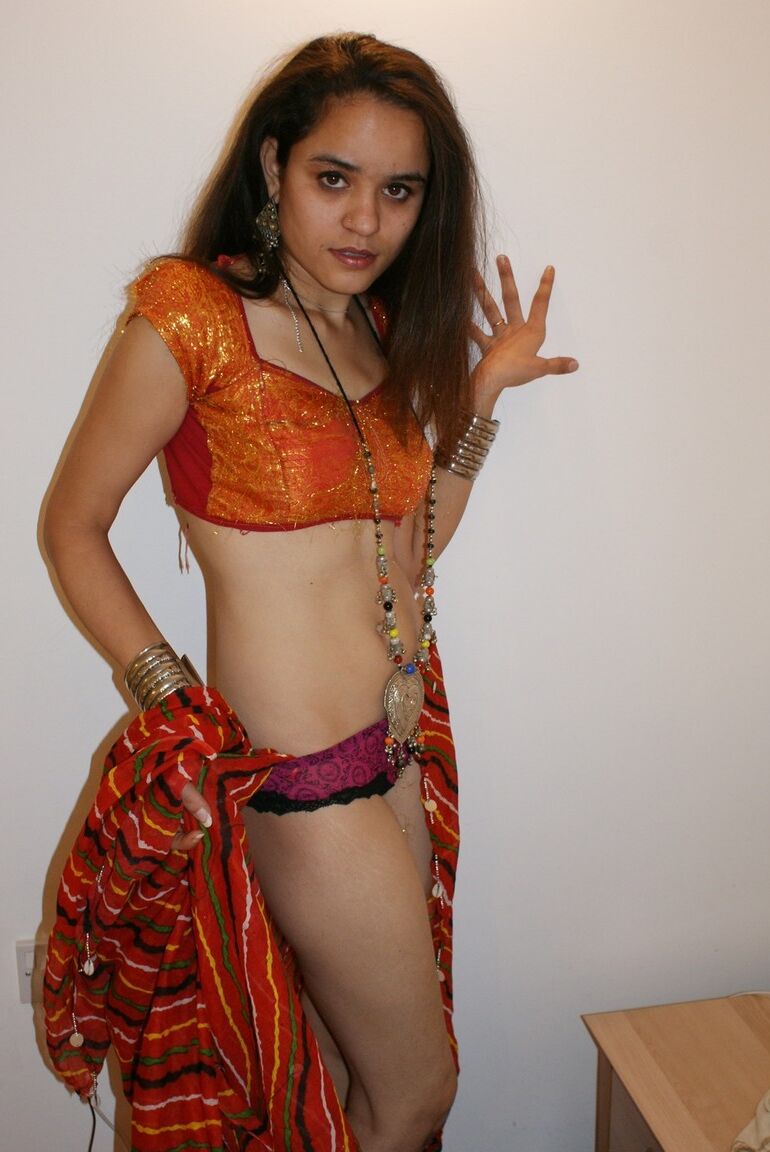 12P La princesse indienne Jasime prend ses vêtements traditionnels et pose nue