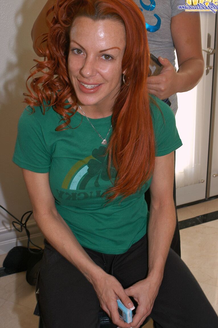 17P A ruiva americana Shannon Kelly troca de roupa e revela peitos falsos