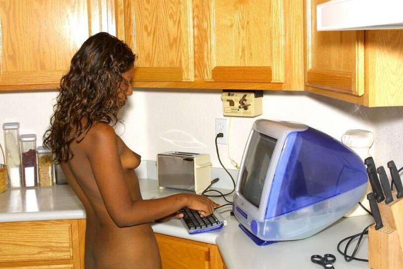 12P Linda garota indiana com peitos pequenos posando nua