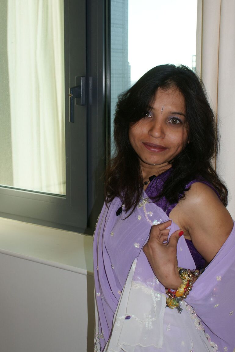 12P La india solitaria Kavya desata sus pechos naturales en la cama