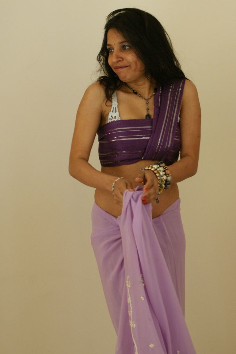 12P La india solitaria Kavya desata sus pechos naturales en la cama