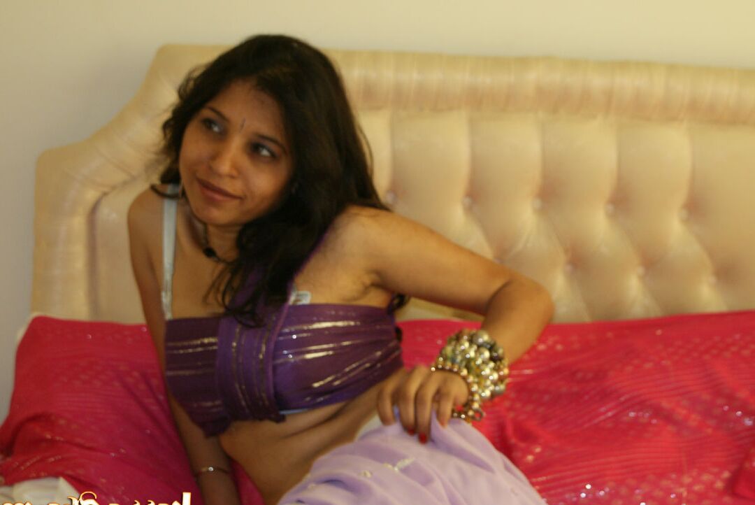 12P La india solitaria Kavya desata sus pechos naturales en la cama