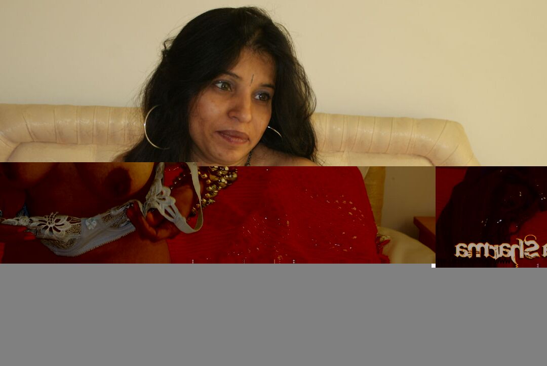 12P La india solitaria Kavya desata sus pechos naturales en la cama