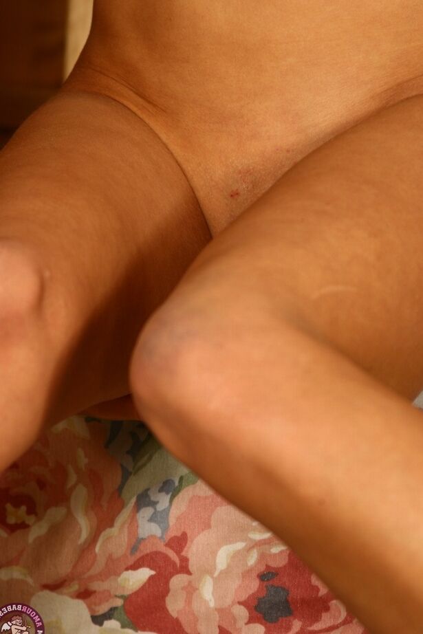 16P A doce jovem Anny se envolve em brincadeiras lésbicas com sua namorada