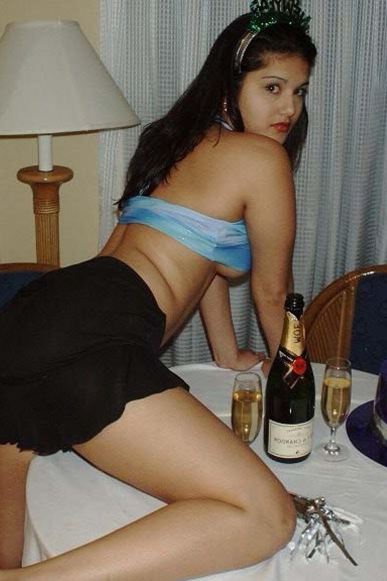 11P かわいいパーティーガールのサニー・レオーネがテーブルの上で裸で新年を迎えます