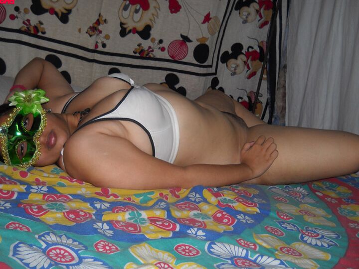 12P Velamma bhabhi melón grande y jugoso listo para ser arrancado