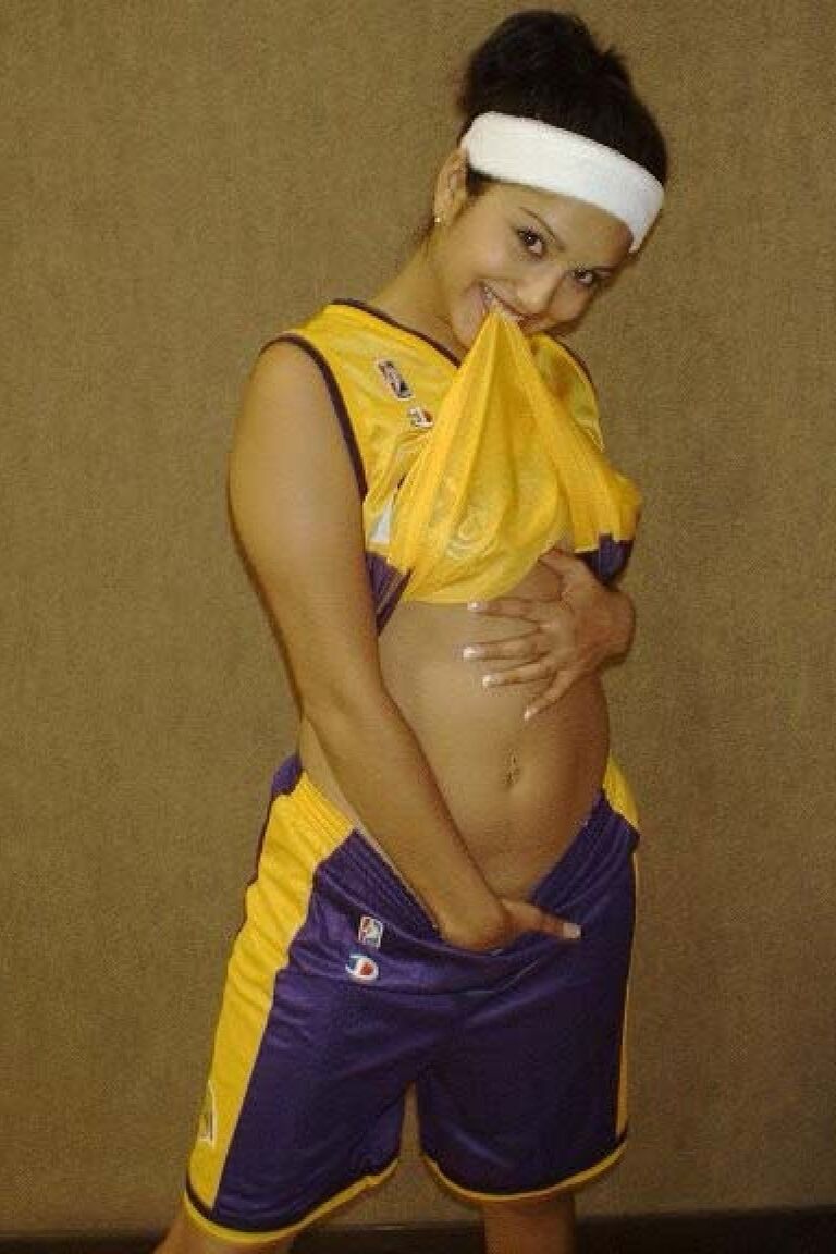 11P Linda boneca Laker, Sunny Leone, mostra sua buceta sexy durante o treino