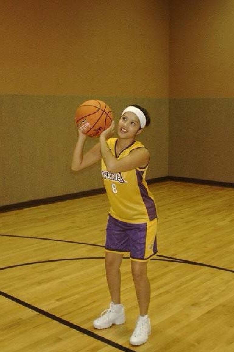 11P Linda boneca Laker, Sunny Leone, mostra sua buceta sexy durante o treino