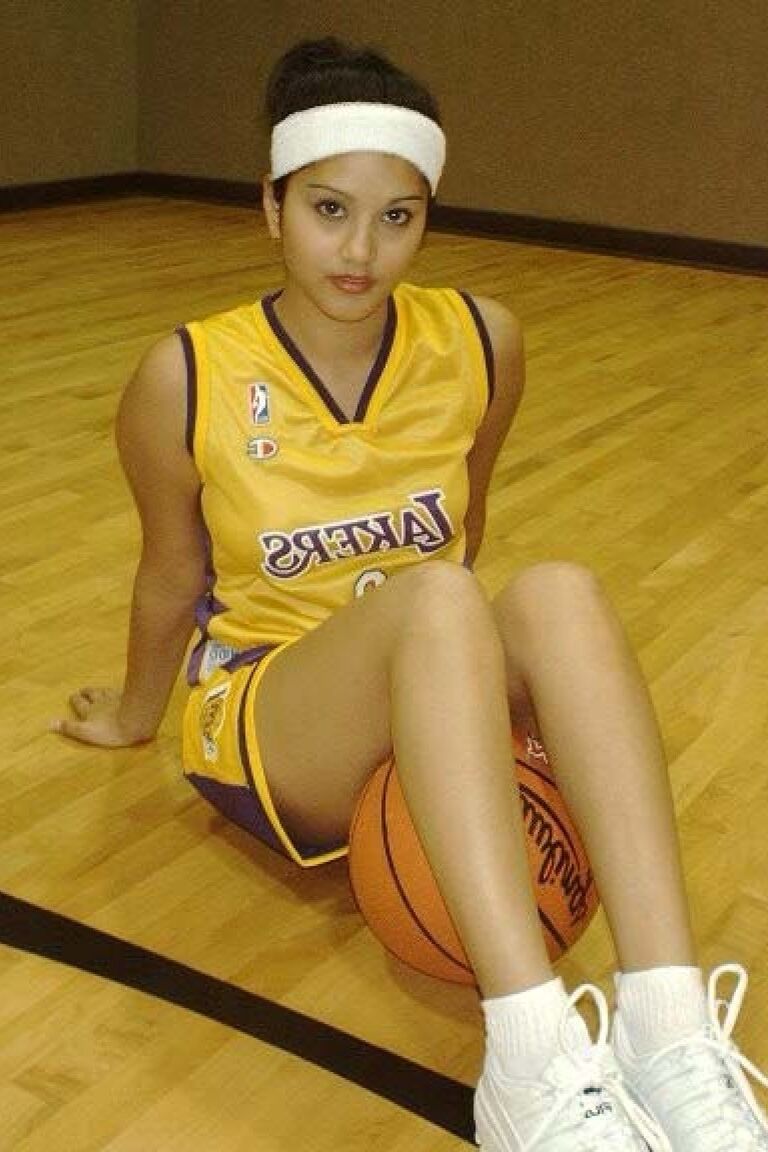 11P Linda boneca Laker, Sunny Leone, mostra sua buceta sexy durante o treino