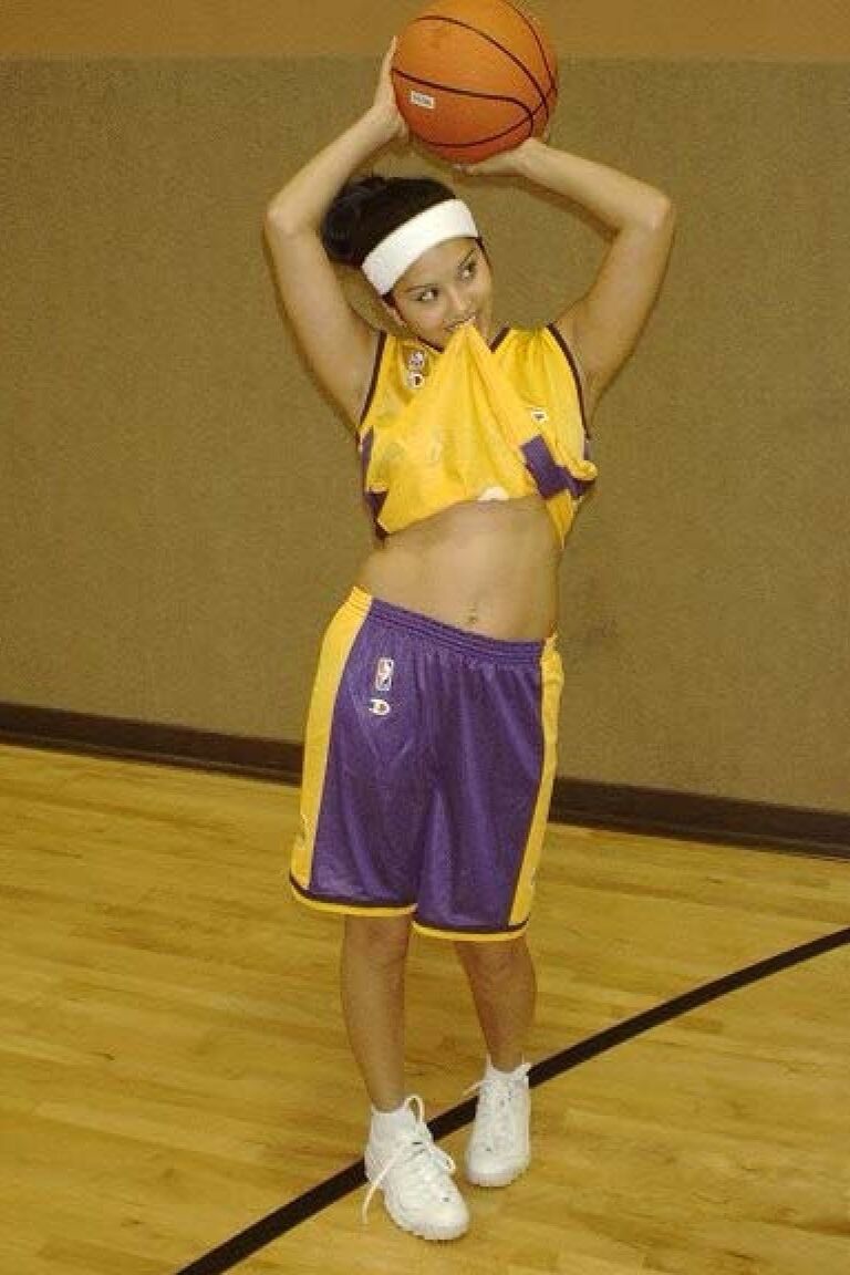 11P Linda boneca Laker, Sunny Leone, mostra sua buceta sexy durante o treino