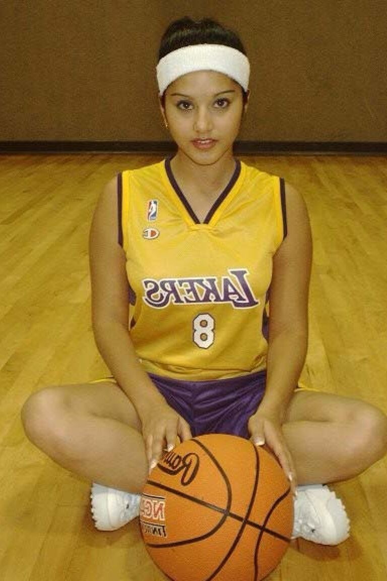 11P Linda boneca Laker, Sunny Leone, mostra sua buceta sexy durante o treino
