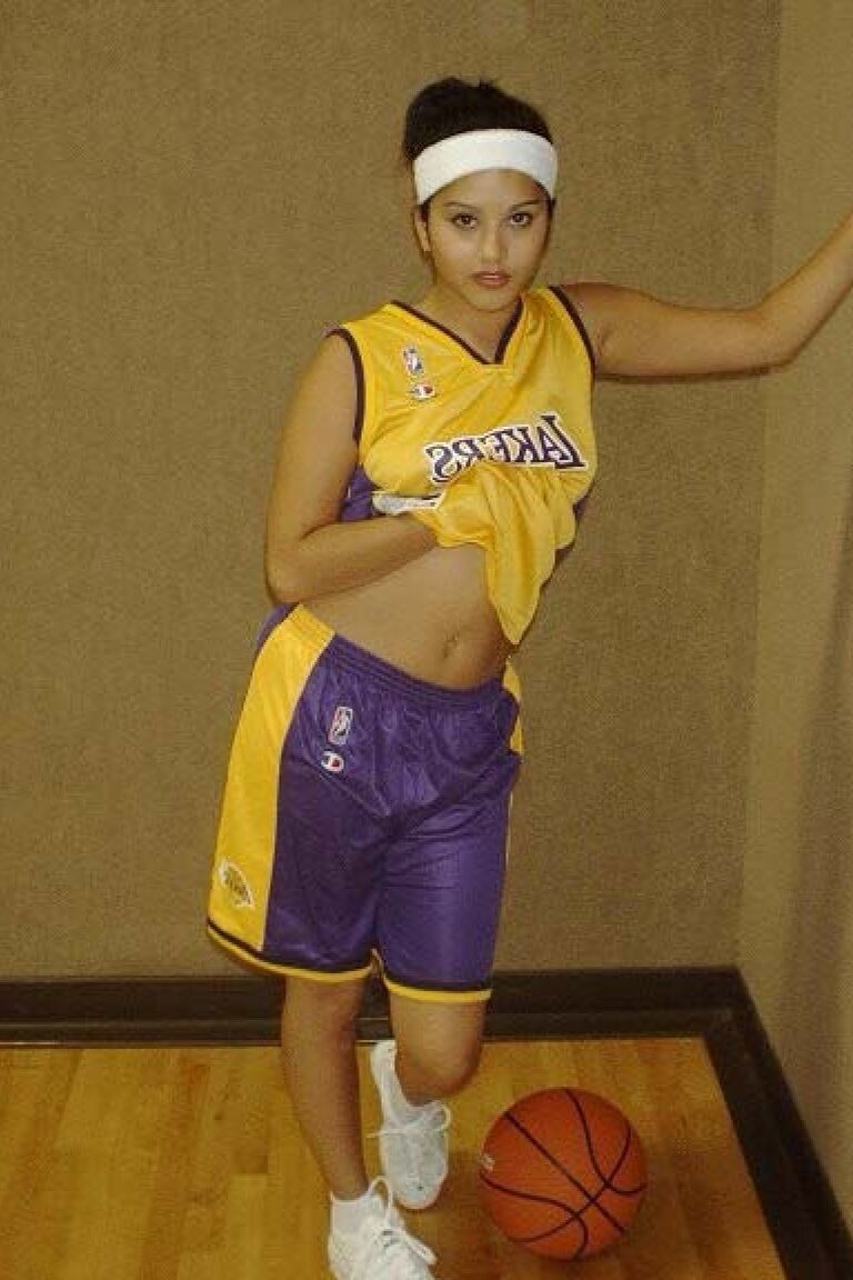 11P Linda boneca Laker, Sunny Leone, mostra sua buceta sexy durante o treino