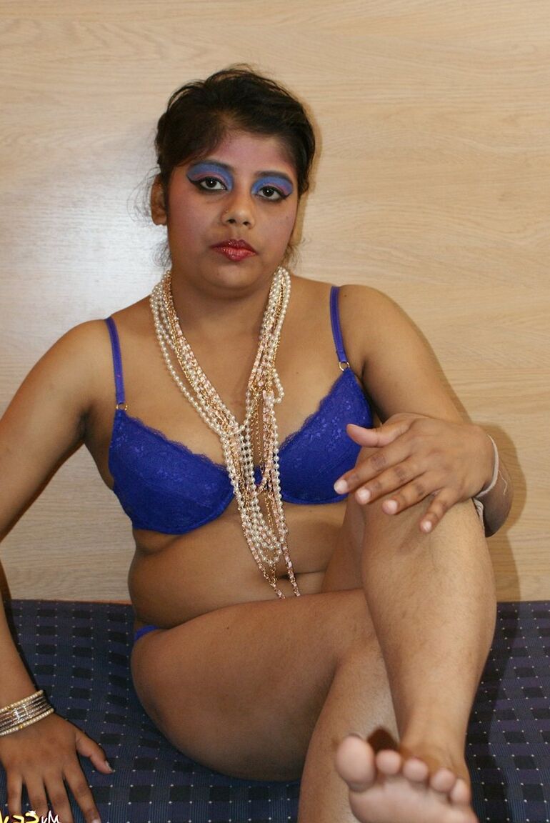 15P Rupali exponiendo su lencería azul favorita