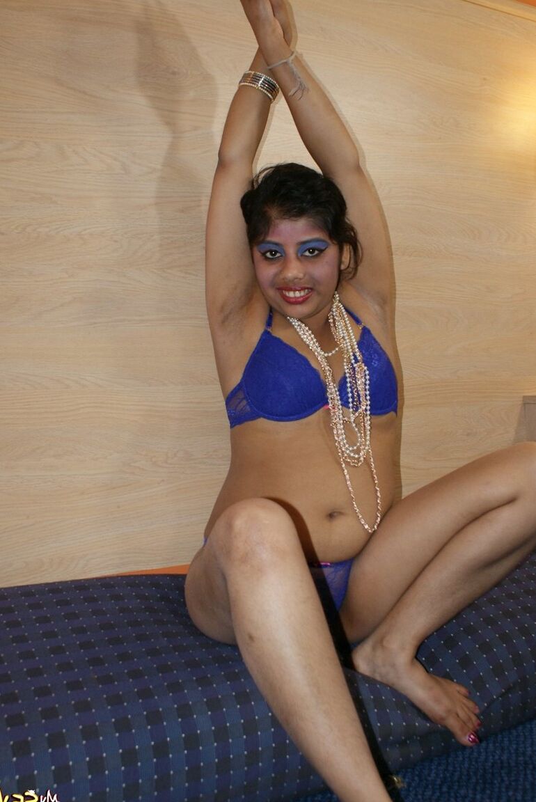 15P Rupali exponiendo su lencería azul favorita