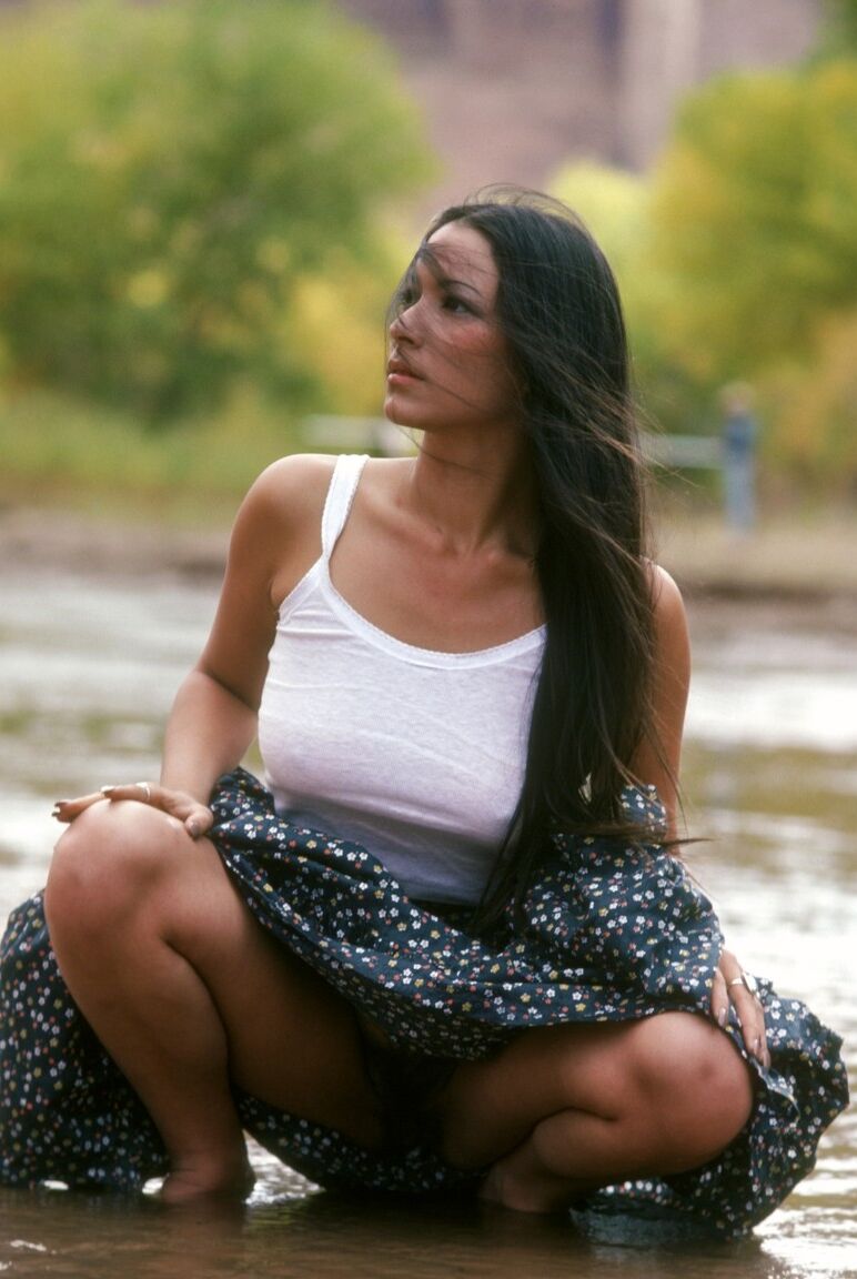 18P Centerfold babe Derna Wylde expõe sua buceta peluda