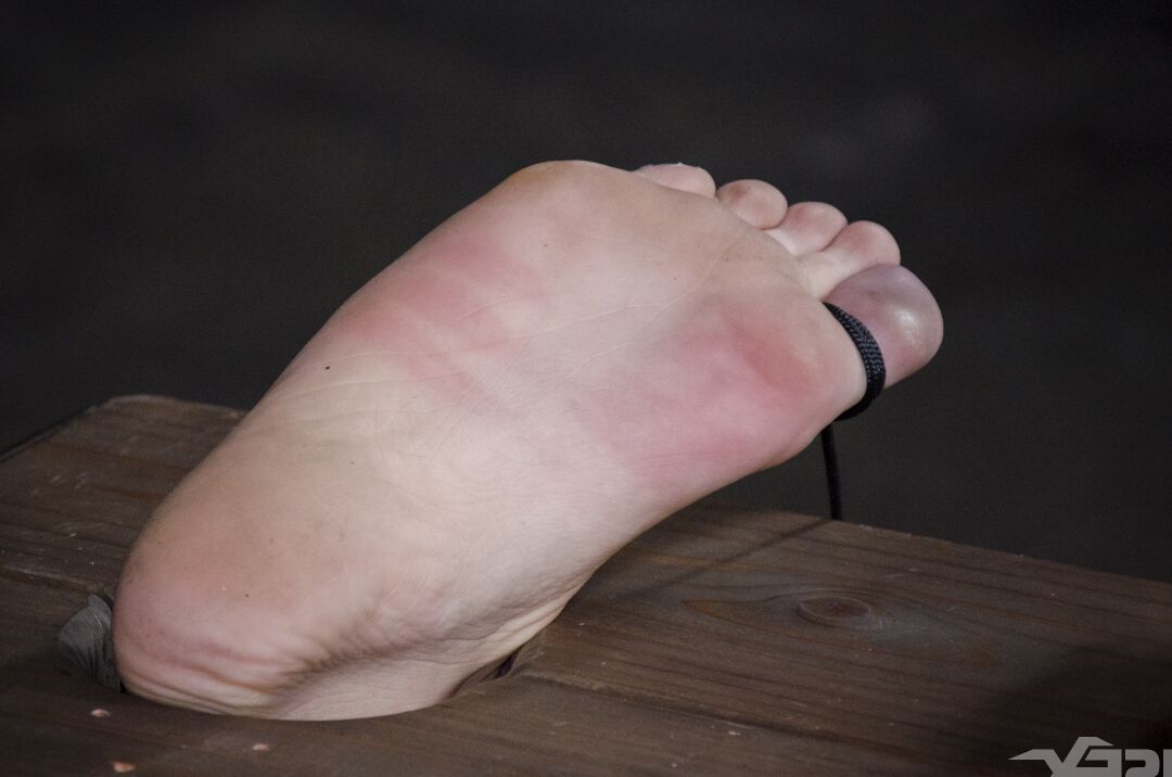 15P La rubia Violet Monroe luce bonitos dedos de los pies rojos mientras está atada